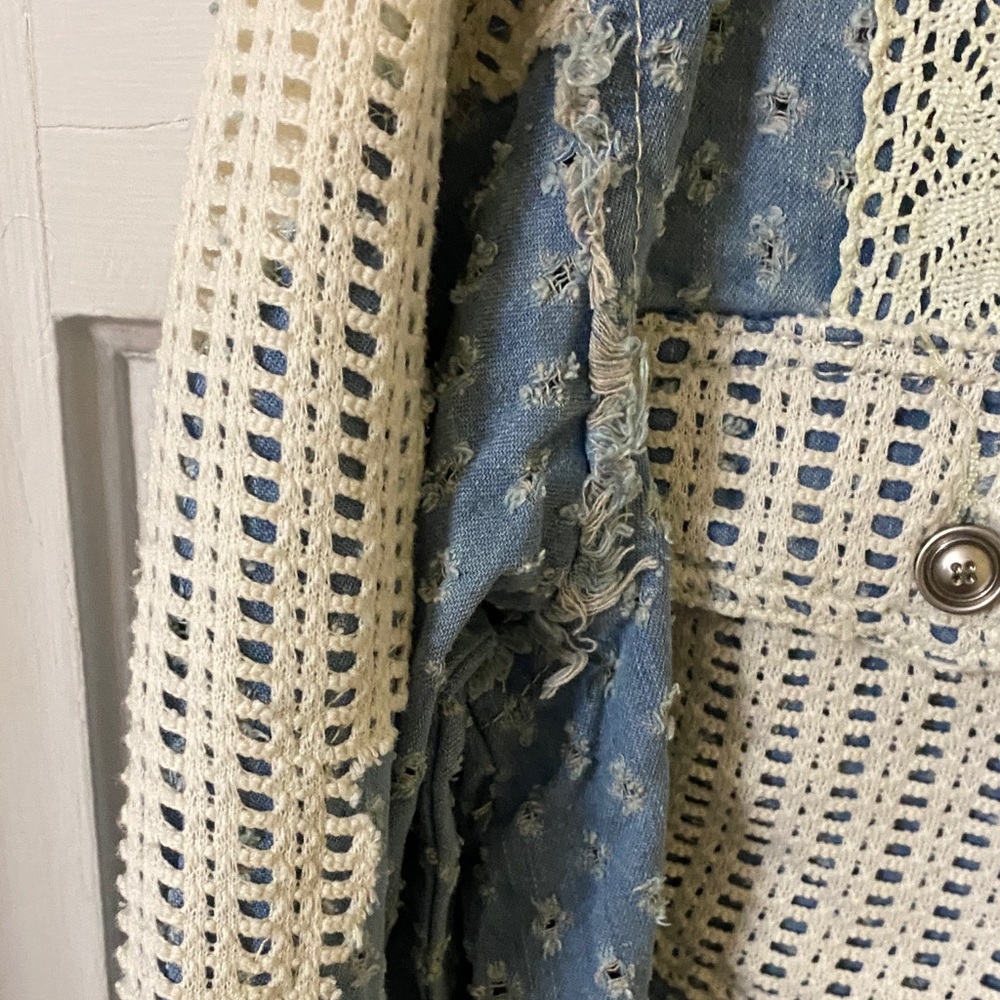 POL Clothing Mixed Media Denim Lace Shacket Blue Cream Distressed 100% Cotton - Picture 7 of 13